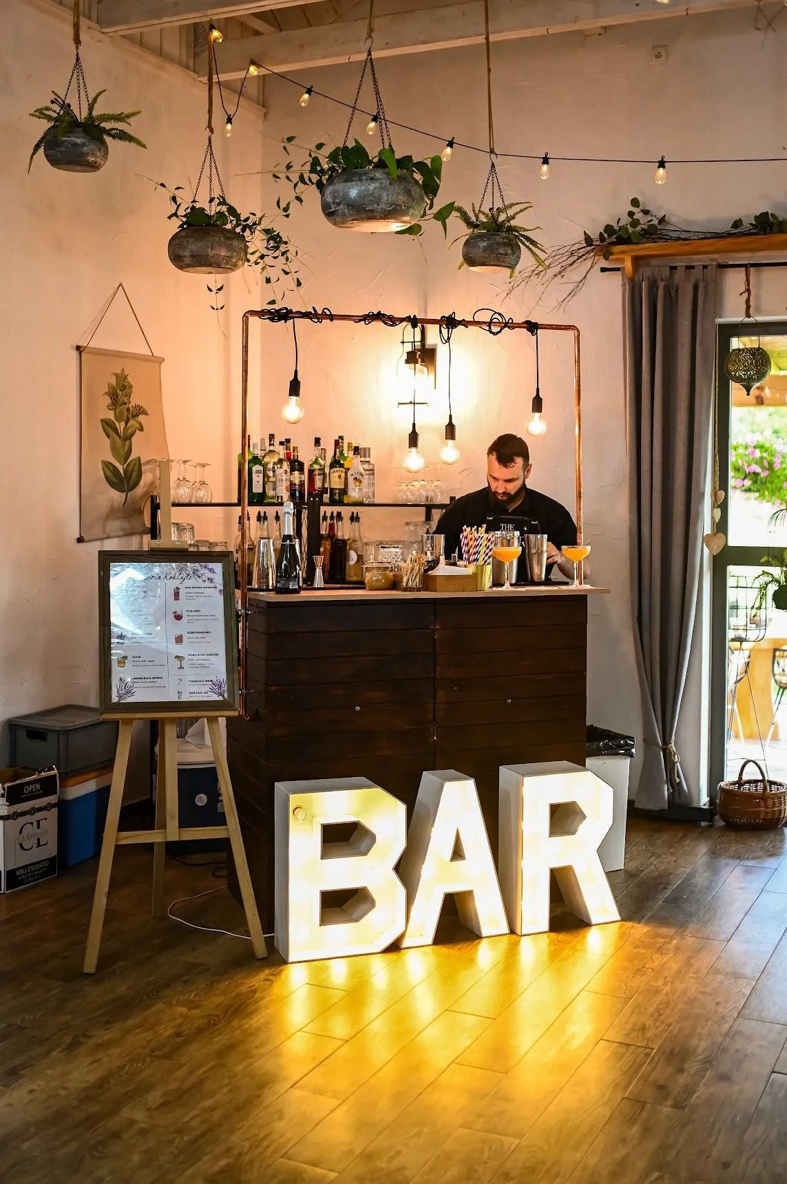 Barman na wesele prowadzący pokaz barmański, zachwycający gości.