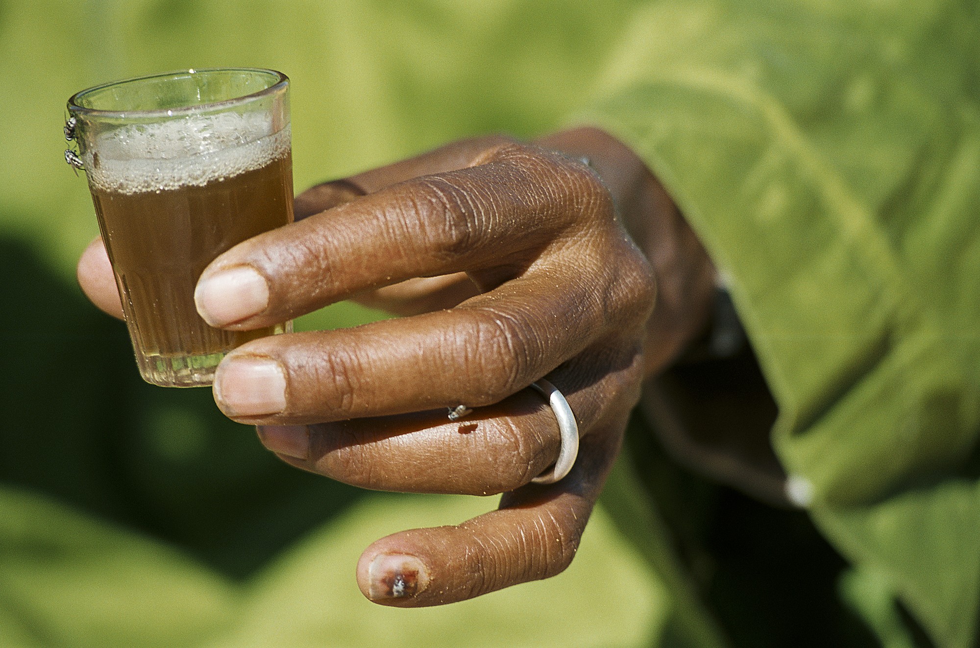 Rangée de cabines téléphoniques murales en métal, photographiées par Frédéric Bourcier dans une lumière chaude et urbaine.