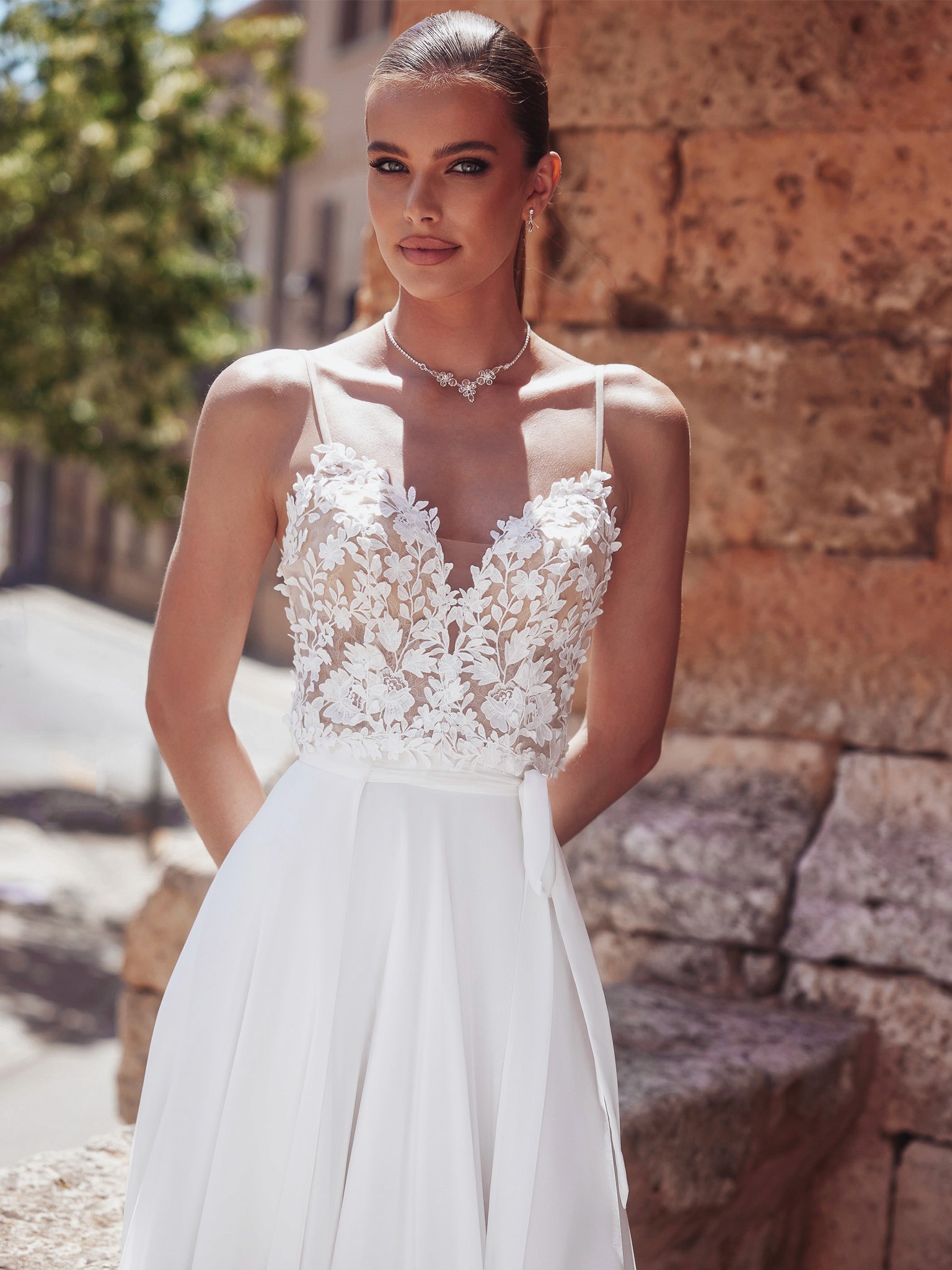 Zweiteiliges Brautkleid mit Spitzenoberteil