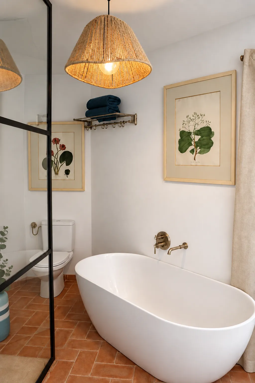 Salle de bains avec baignoire îlot, robinetterie murale et éclairage en rotin.