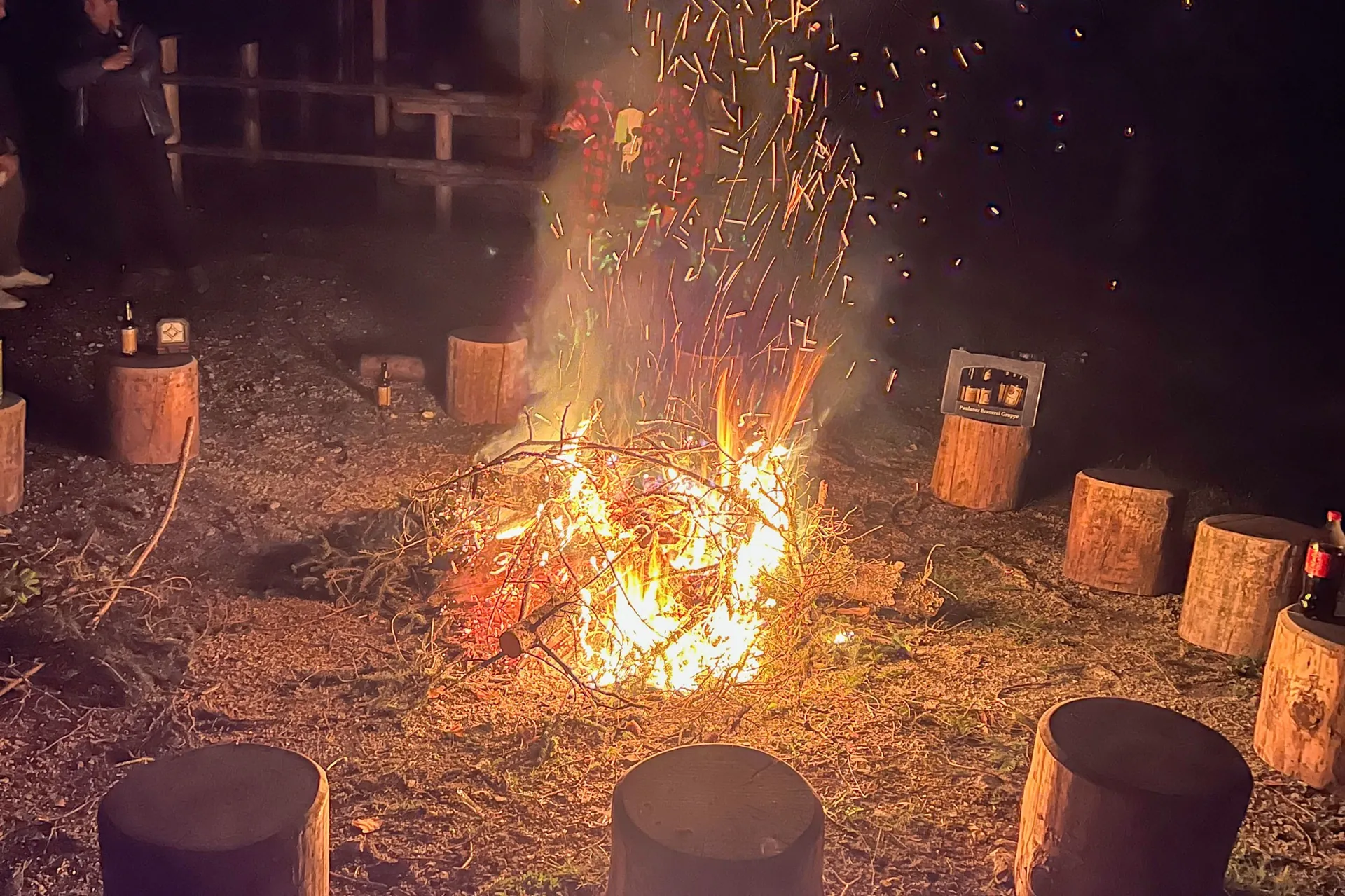 Falò serale dopo l'avventura zipline nelle Dolomiti