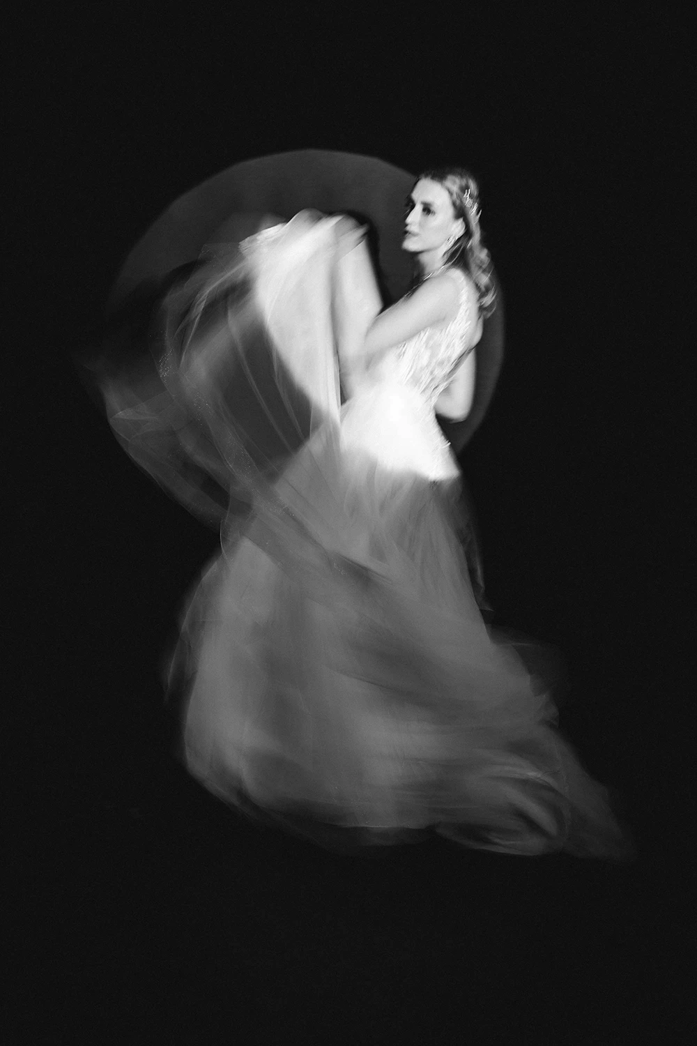 Braut vor schwarzem Hintergrund langzeitbelichtung  Schwarz Weiß Wedding Portrait.