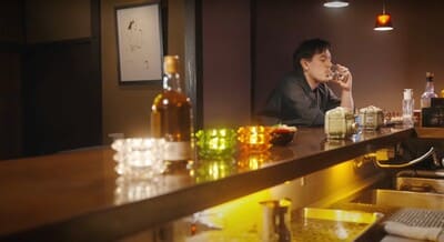 バーで飲むクリス・ブロード