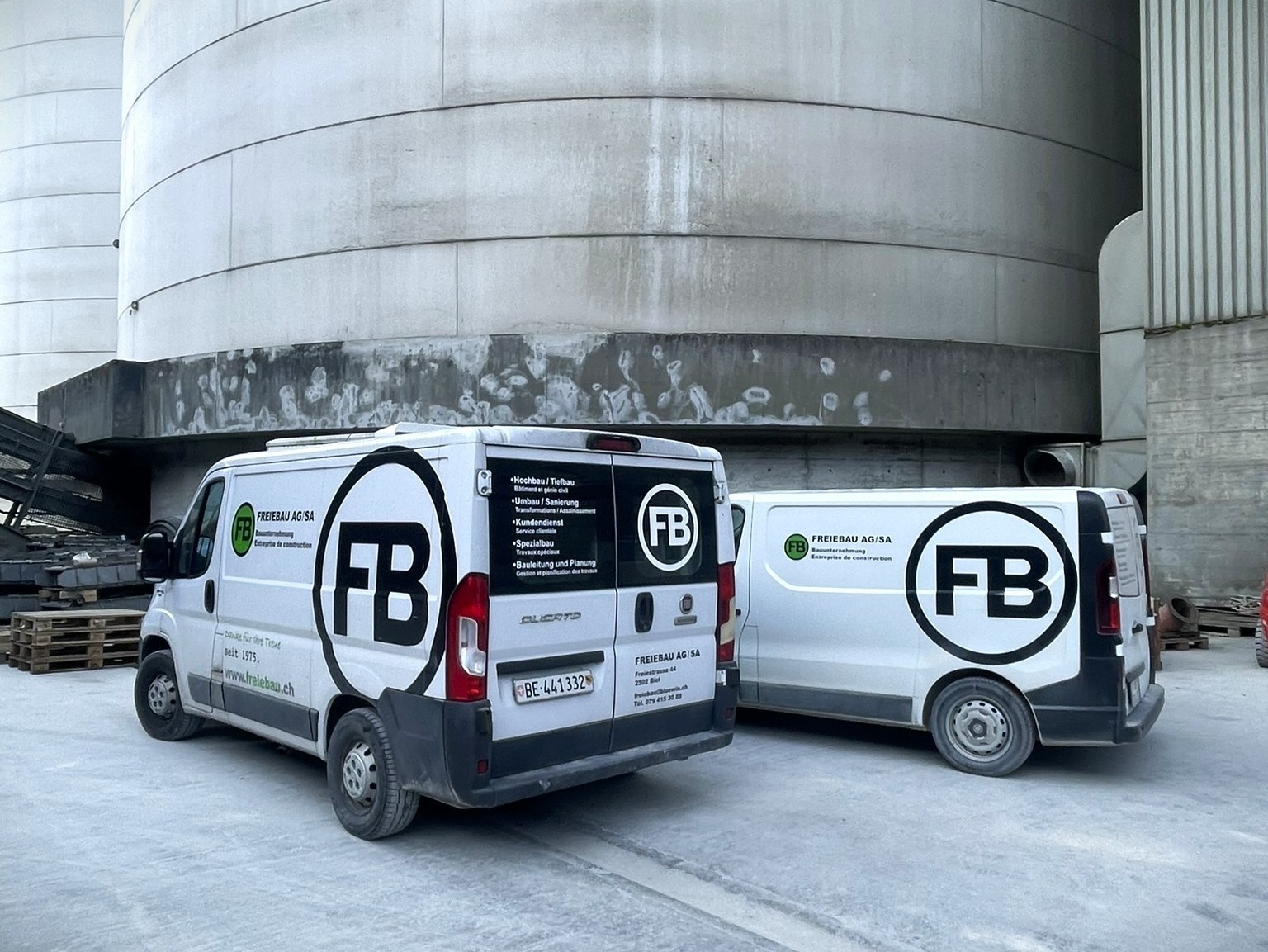 Silo mit saniertem Vordach und reparierter Betonstruktur.