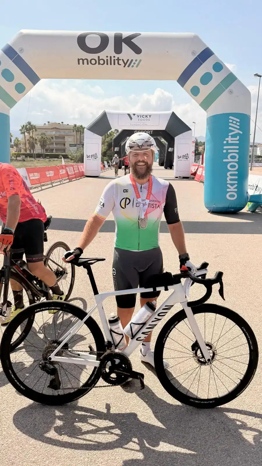 Carlos palacios al final de una carrera cicloturista