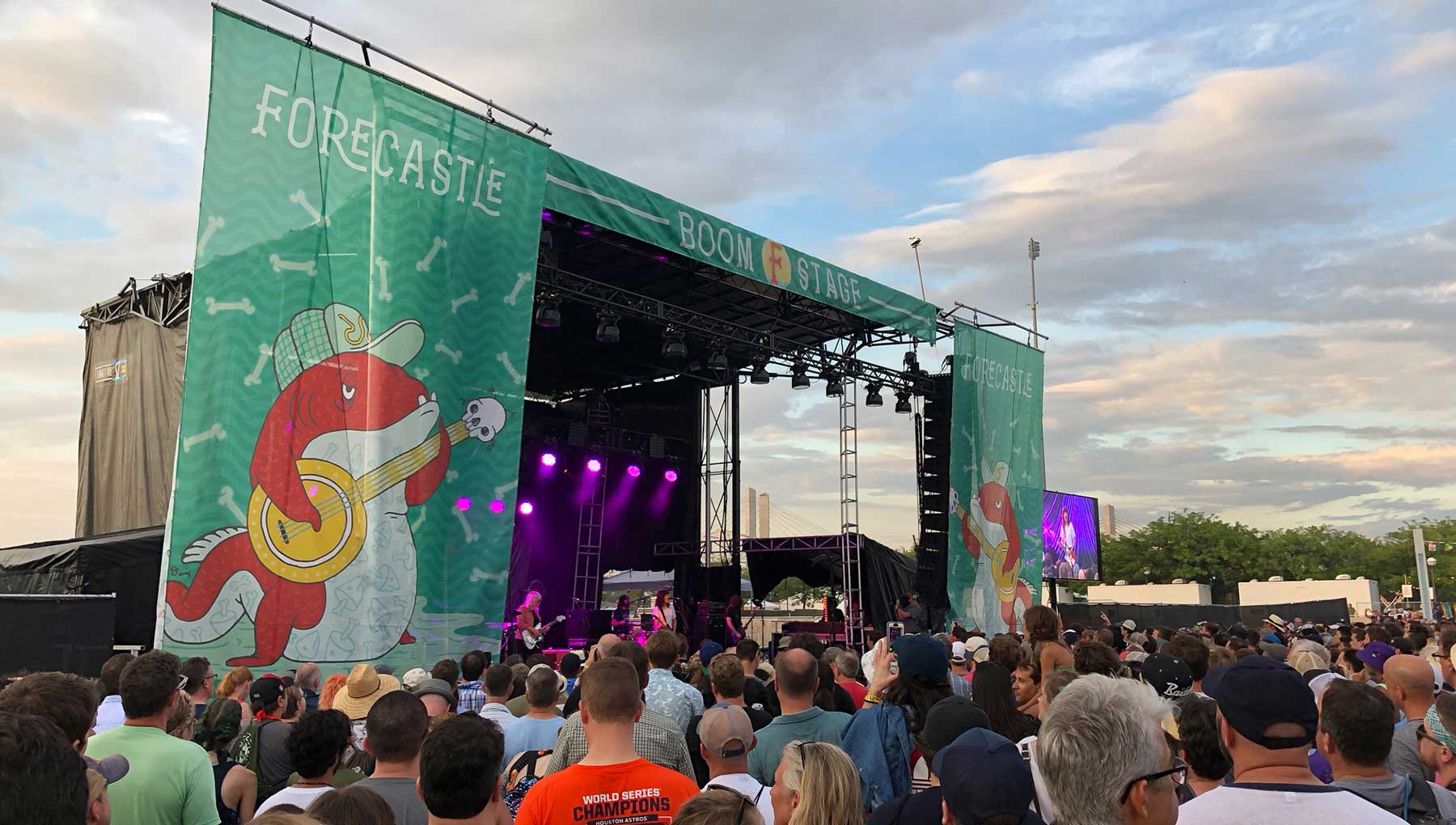 Image of the Banjo-Pickin' fish on the Main stage