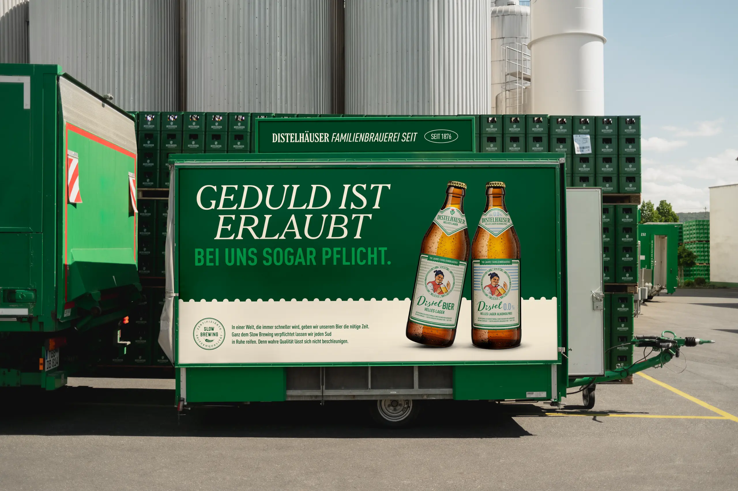 Brauereifahrzeug mit Kampagnenplakat „Geduld ist erlaubt“ und Distelhäuser Bierflaschen