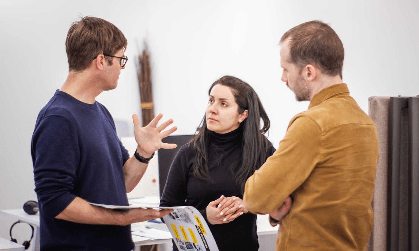 Christian Andres, Azadeh Pourali und Eric Geißler discussing.