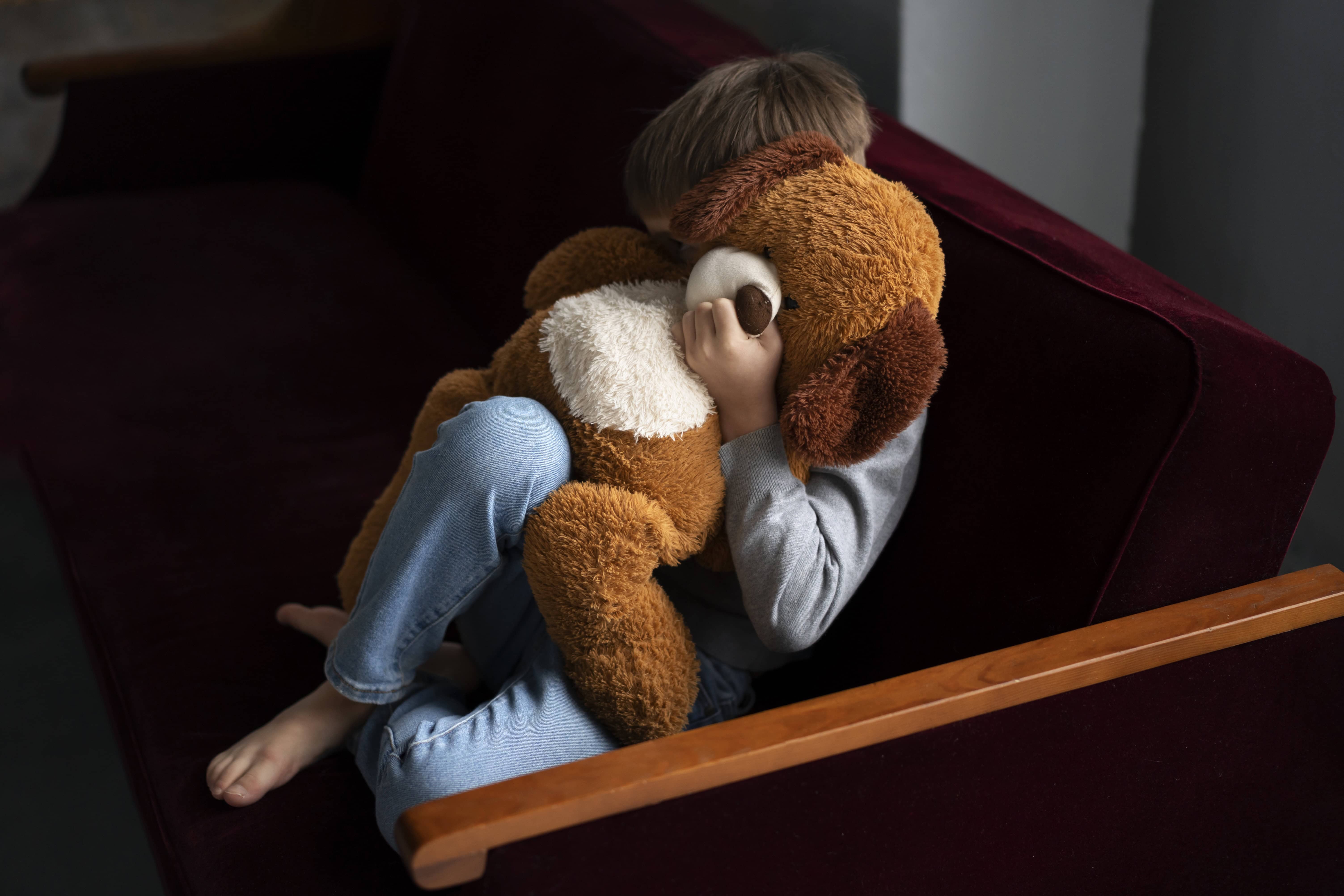 Enfant en détresse émotionnelle illustrant l'impact des traumatismes de l'enfance nécessitant une intervention thérapeutique