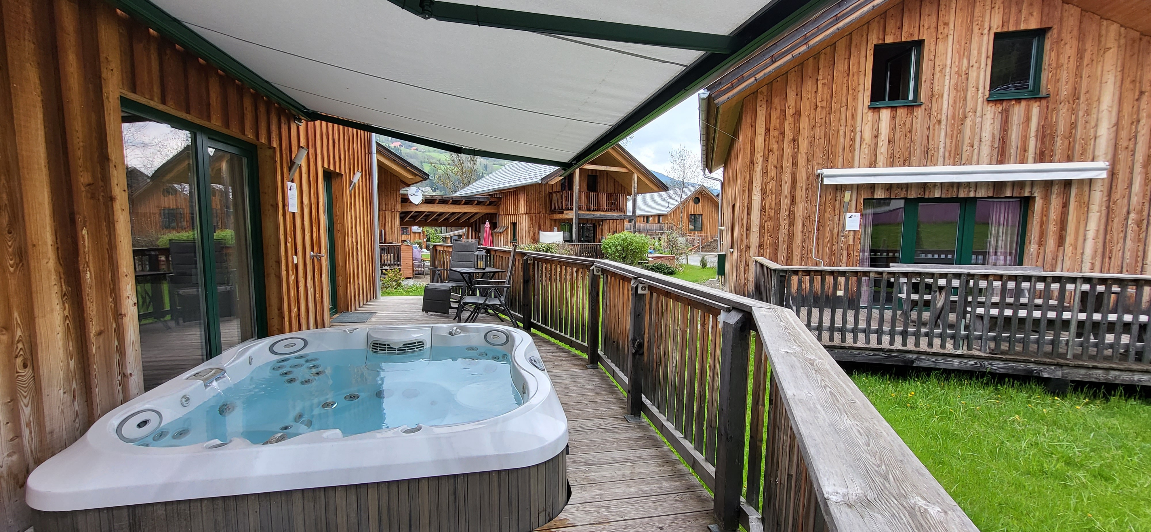 große Terrasse mit elektr. Markise, Jacuzzi und TOP Ausblick