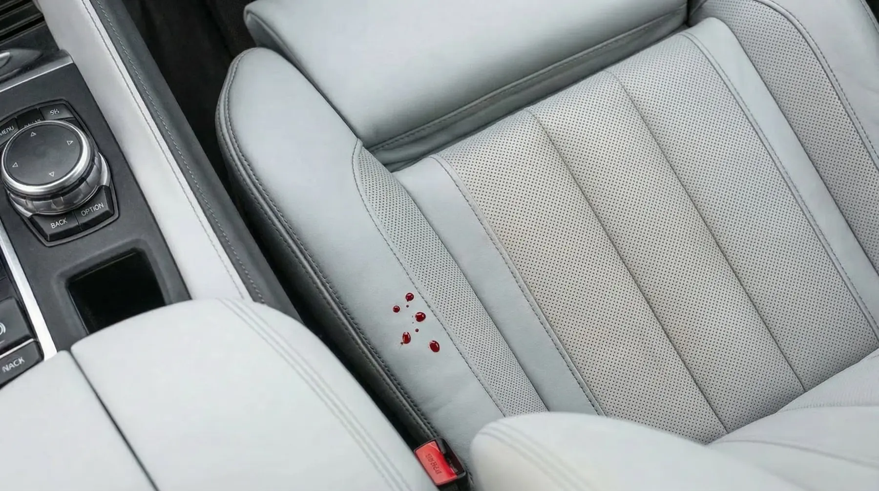 Tache de sang sur le siège en cuir clair d’une BMW X5 M