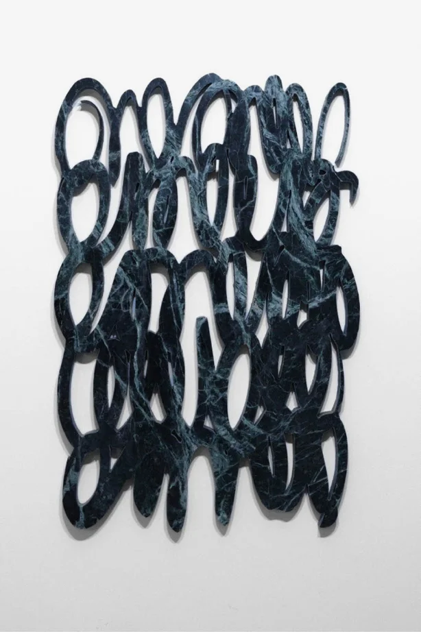 Scultura astratta in pietra verde con forme intrecciate, opera contemporanea iStone Arte che esplora geometrie fluide e texture naturali per valorizzare brand artistici