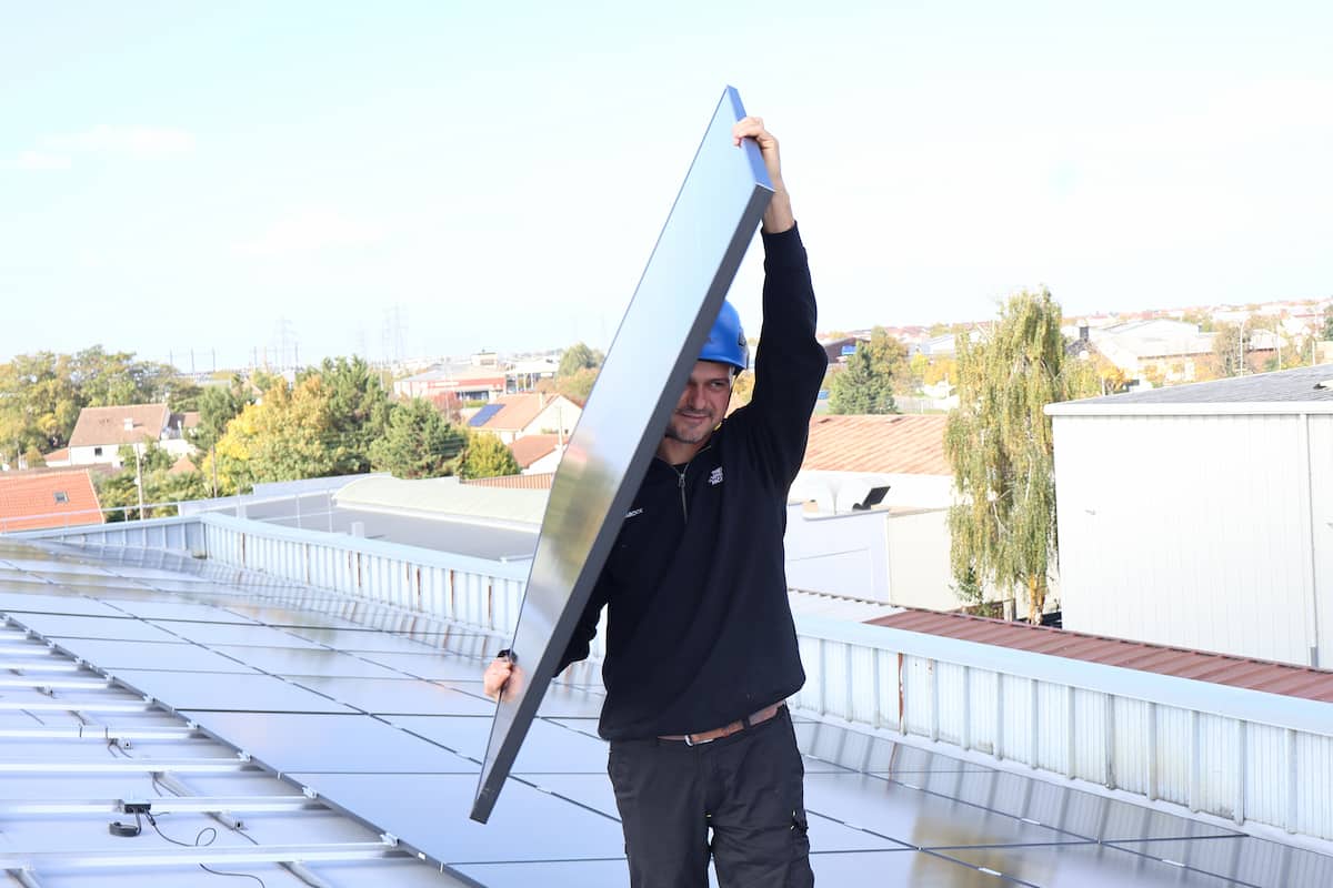 employé solarock panneau photovoltaïque