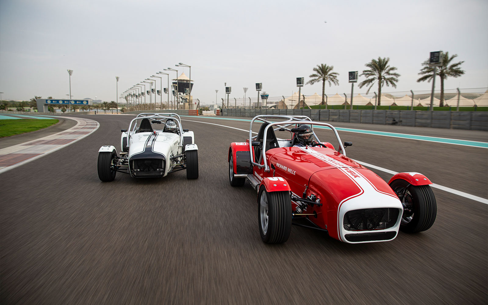 કેટરહામ સાત 360 કાર મુજબ યાસ મરીના વાયસર દોડે છે.