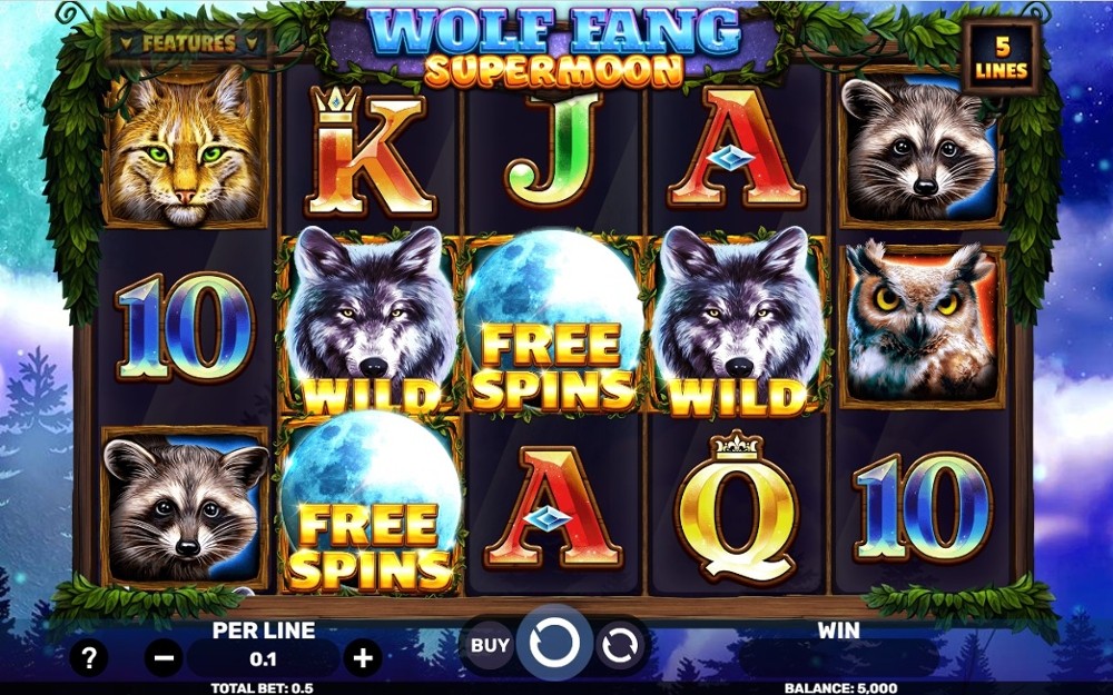 Wolf Fang – Supermoon : écran de jeu 5×3 avec symboles Wild et Free Spins