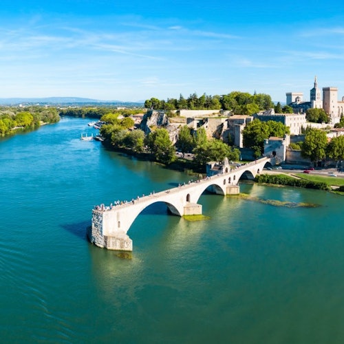 Nejkrásnější památky v Avignonu. Most Saint Bénézet a Papežský palác.