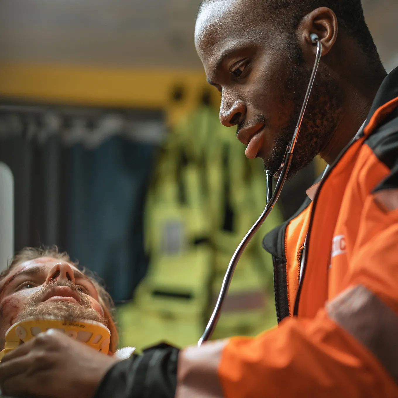 Exercice pratique Sauveteur Secouriste du Travail en Guyane: ventilation, contrôle des voies aériennes et sécurité.
