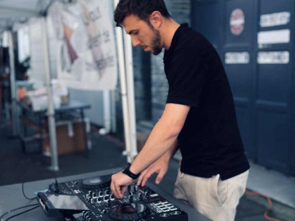 Nicolas Pouilly, DJ professionnel de SVD Production, aux platines lors d'un événement avec console DJ et éclairage d'ambiance.