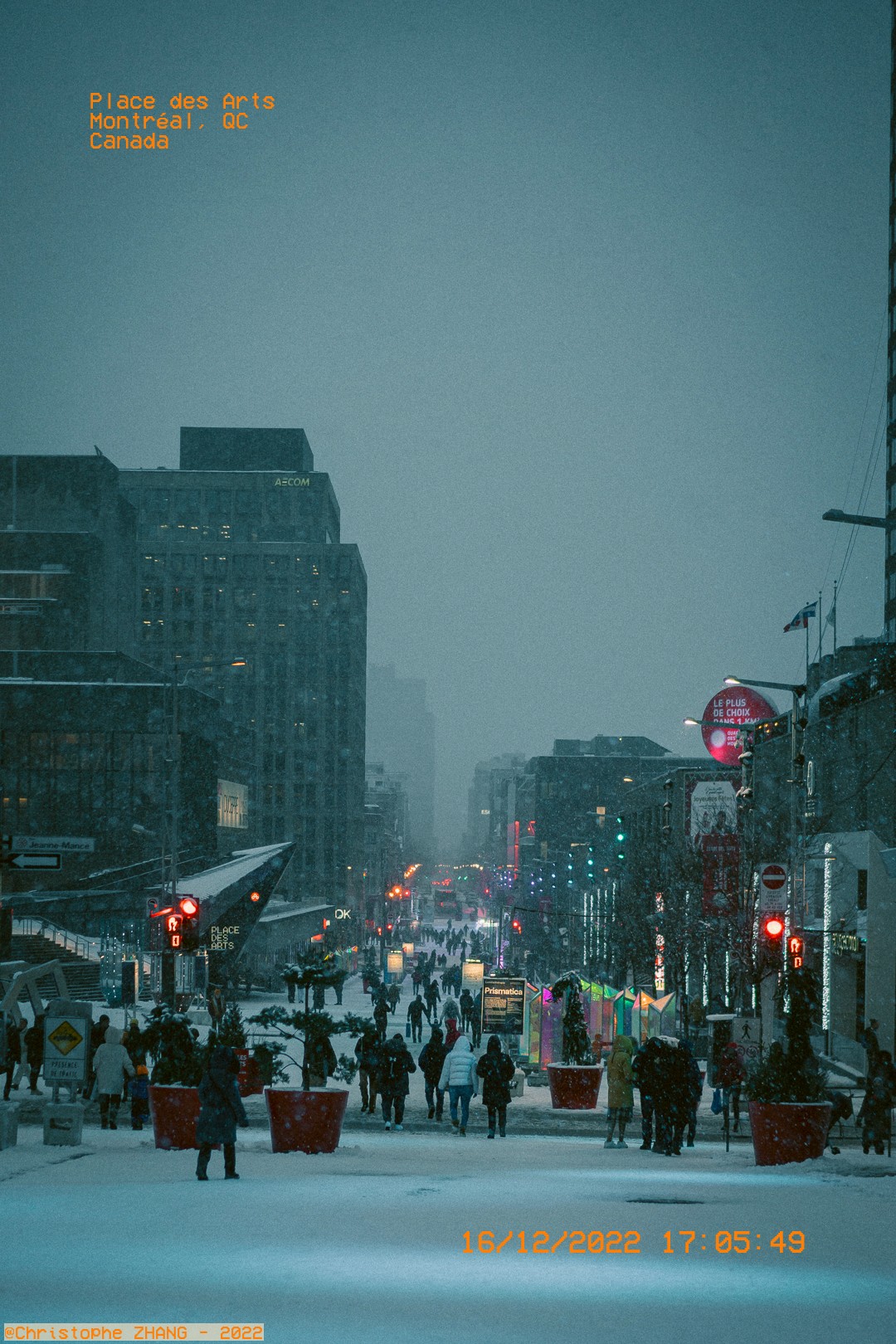 Scène hivernale à Montréal, véhicule roulant sur une rue enneigée près de la Place des Arts.