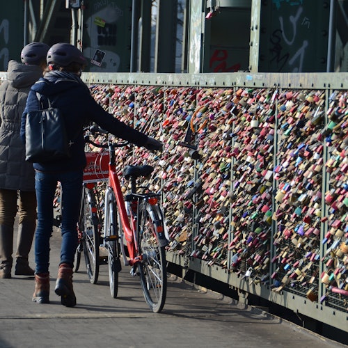 Nikmati gembok cinta di Jembatan Hohenzollern!