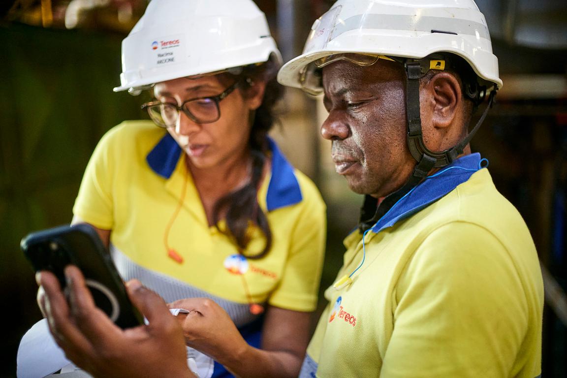 Collaboration et sécurité sur site industriel réunionnais lors d'un reportage photo professionnel