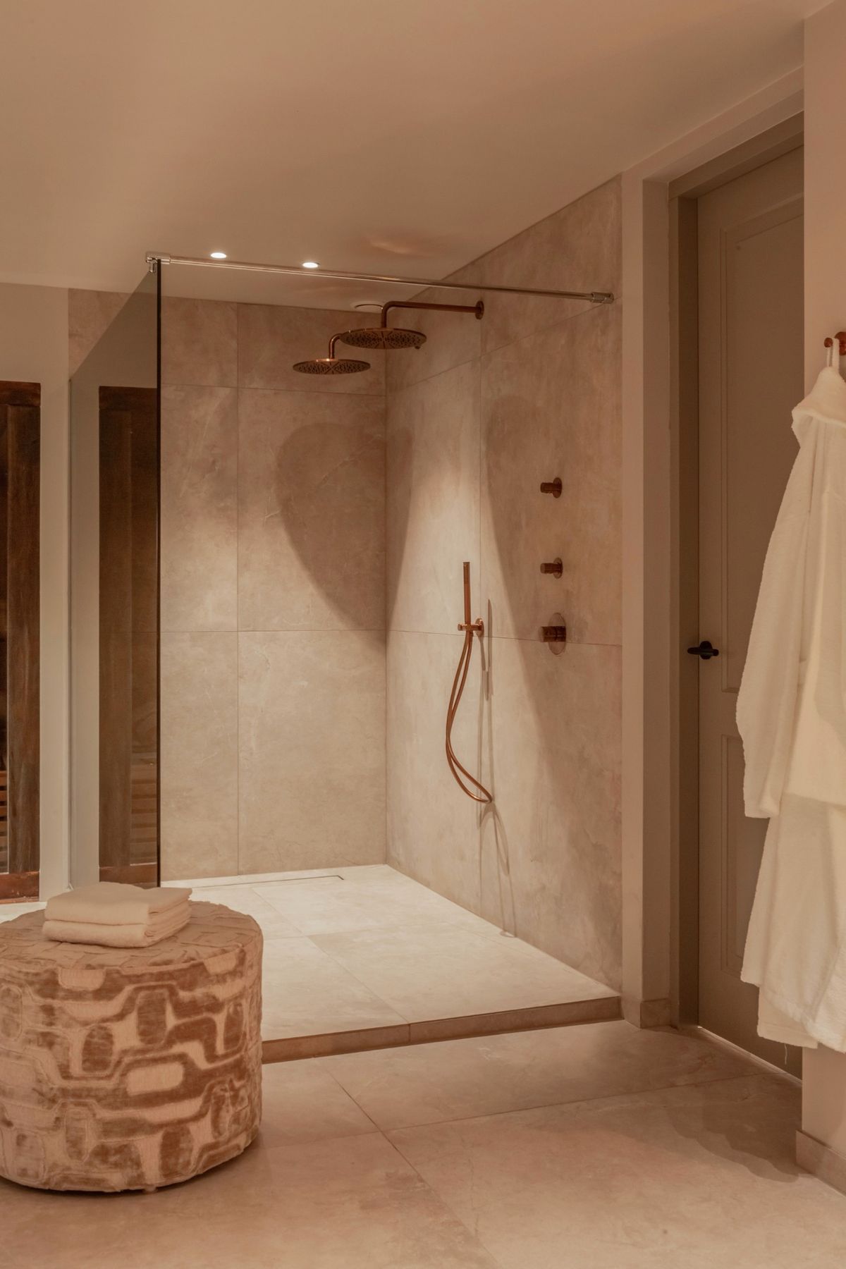 inloopdouche in wellness kelder schuurwoning