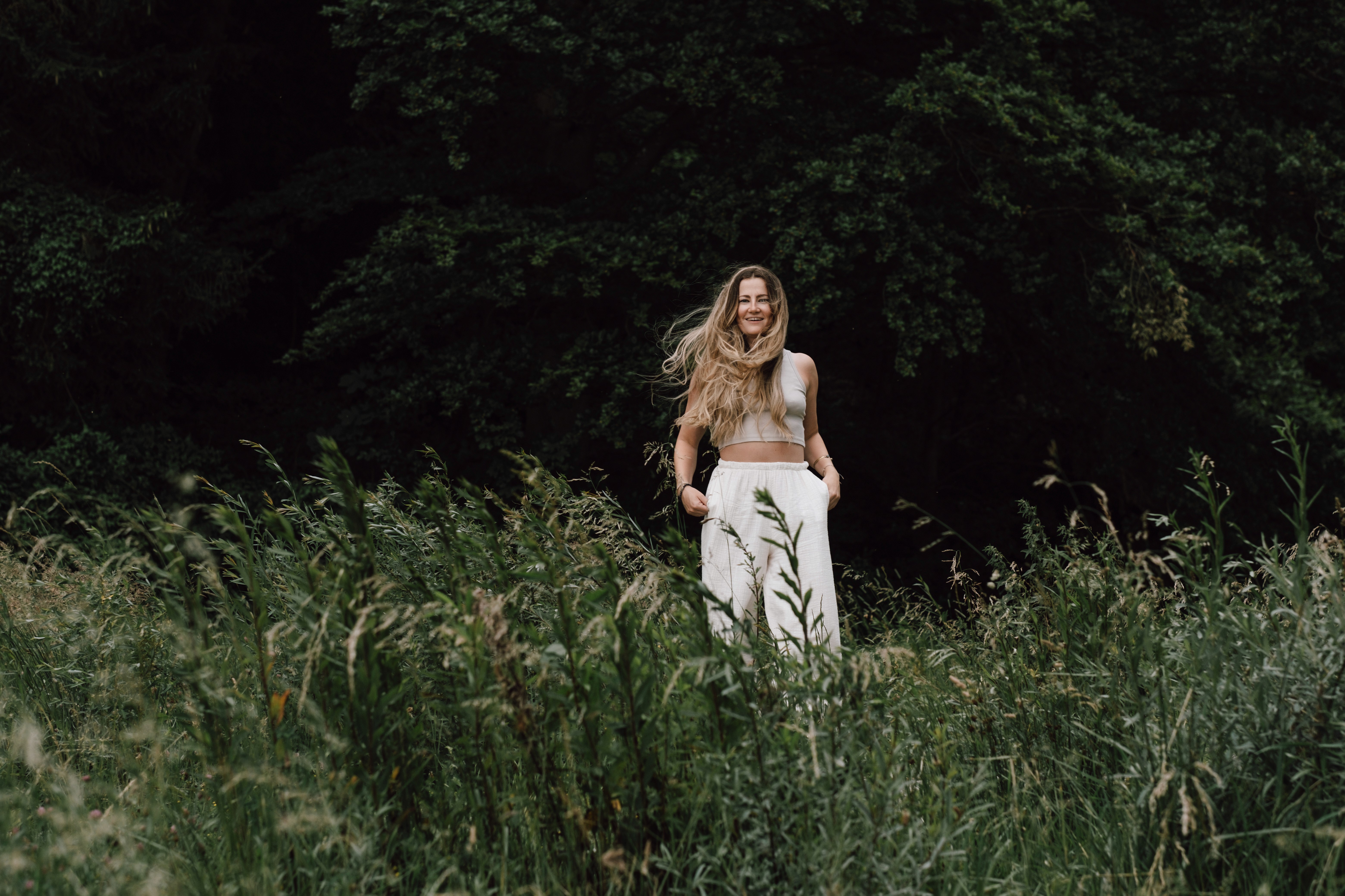 Antonia sitzt lächelnd auf Couch 