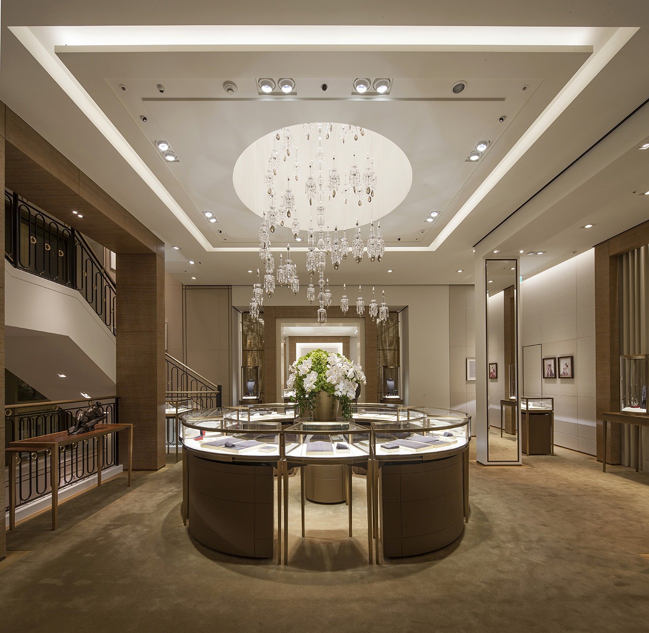 까르띠에 메종 청담 플래그십 스토어 인테리어 전경 – 주얼리 디스플레이 존