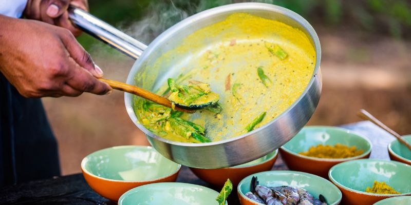 Tukang masak menyediakan hidangan 