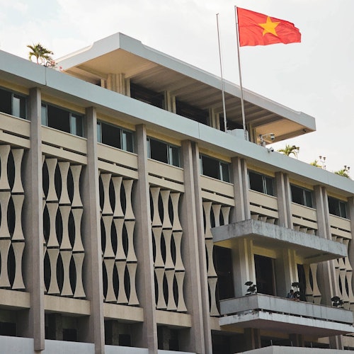 Istana Kemerdekaan - Jelajahi bekas istana presiden, sebuah situs bersejarah penting di mana Perang Vietnam berlangsung.