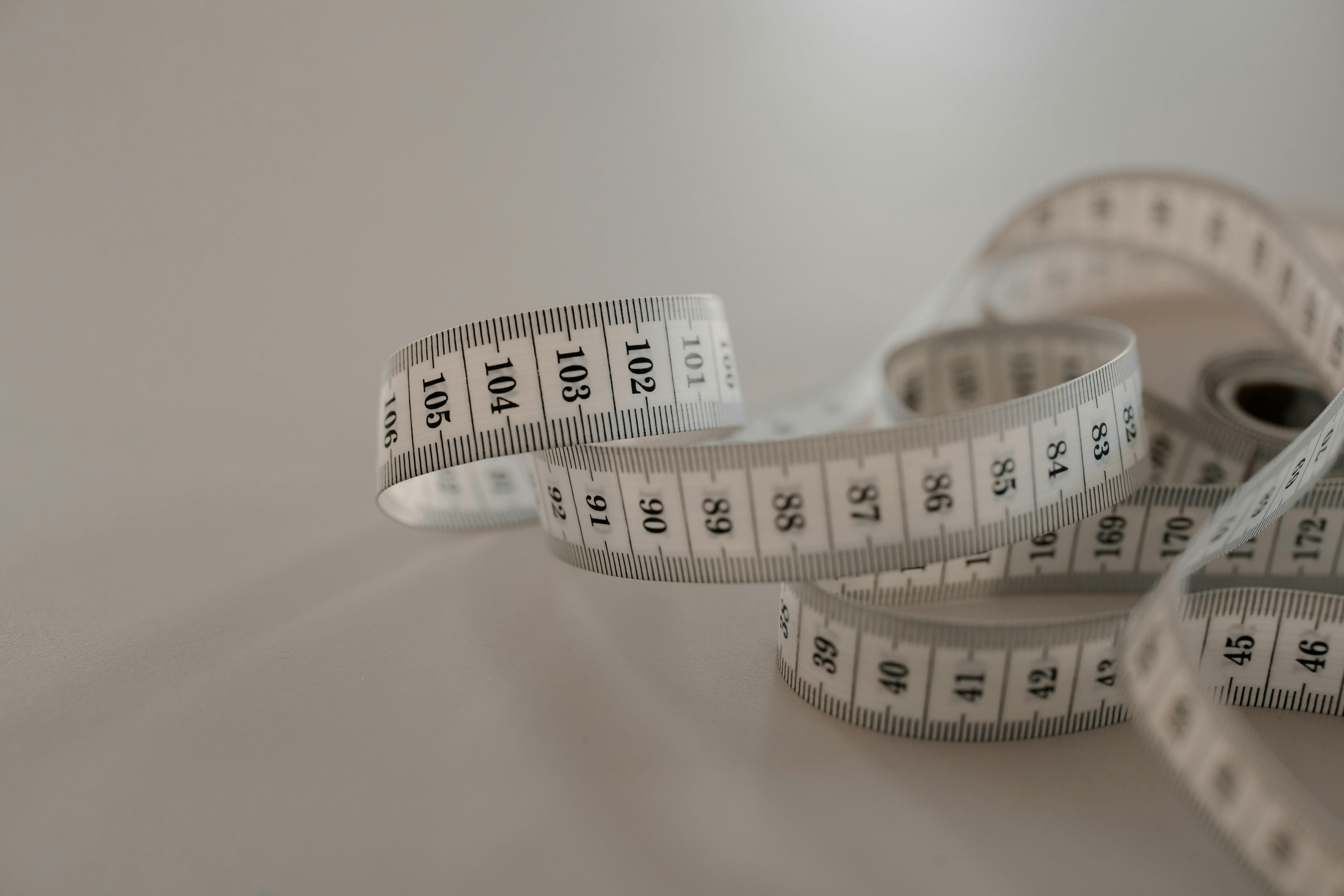 Een stuk meetlint op de grond.