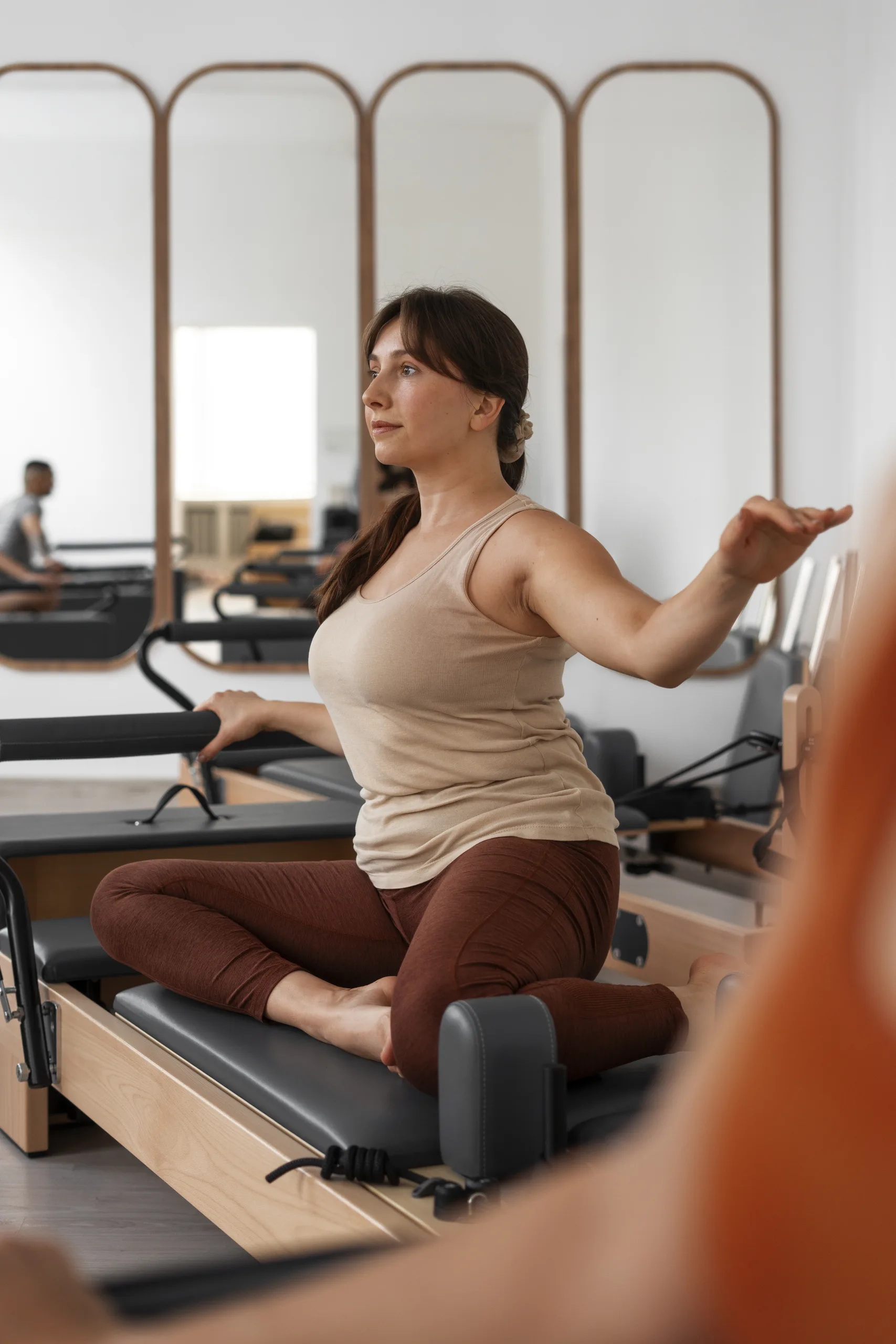 mulher treinando pilates em ambiente iluminado