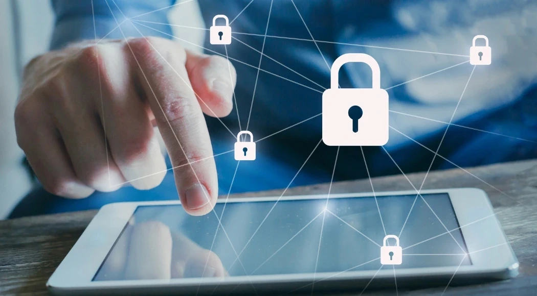 Finger tippt auf Tablet, verbunden mit Vorhängeschloss-Symbolen – Netzwerk‑Sicherheit