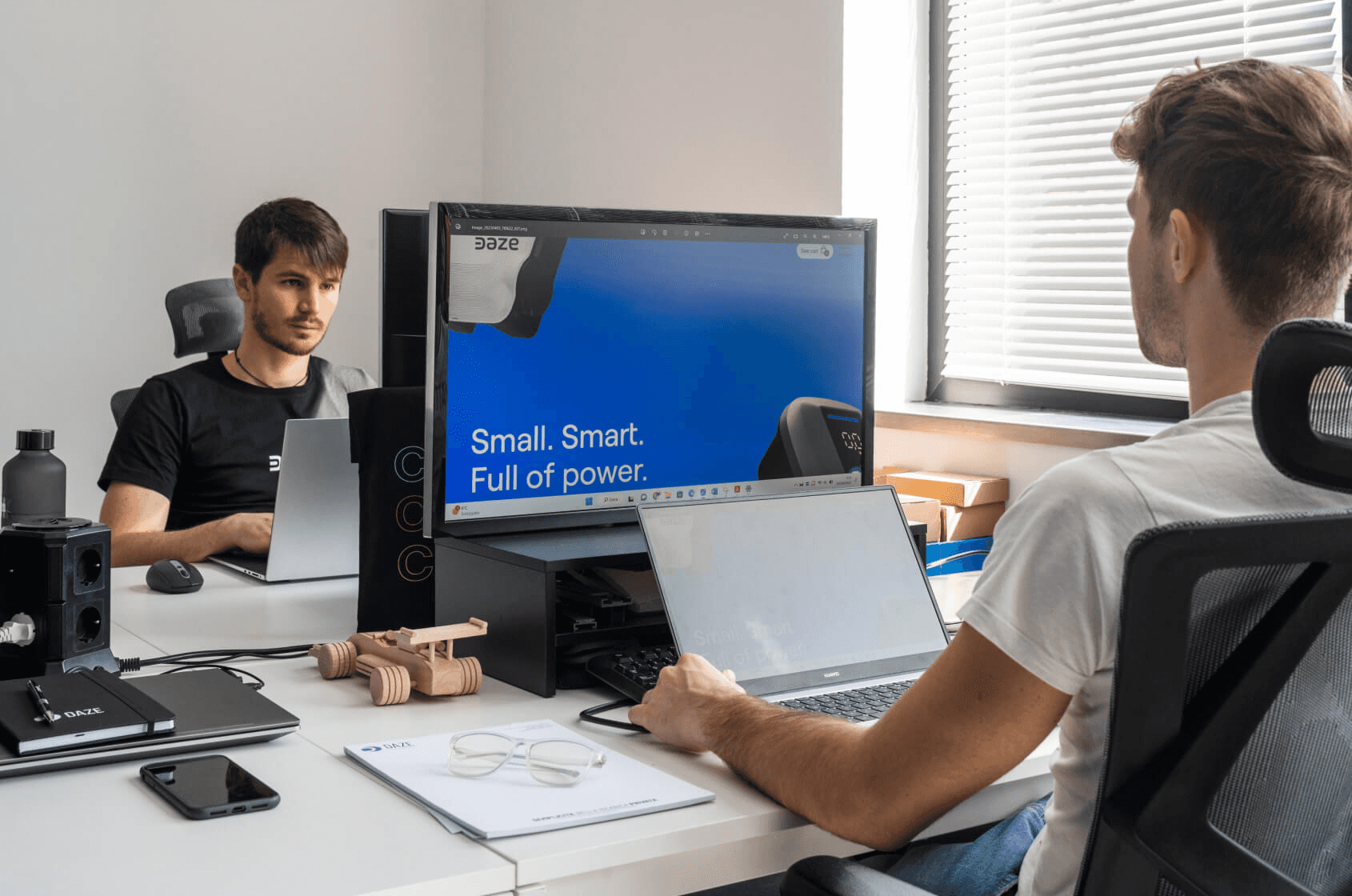 dipendenti-in-ufficio-daze-al-pc