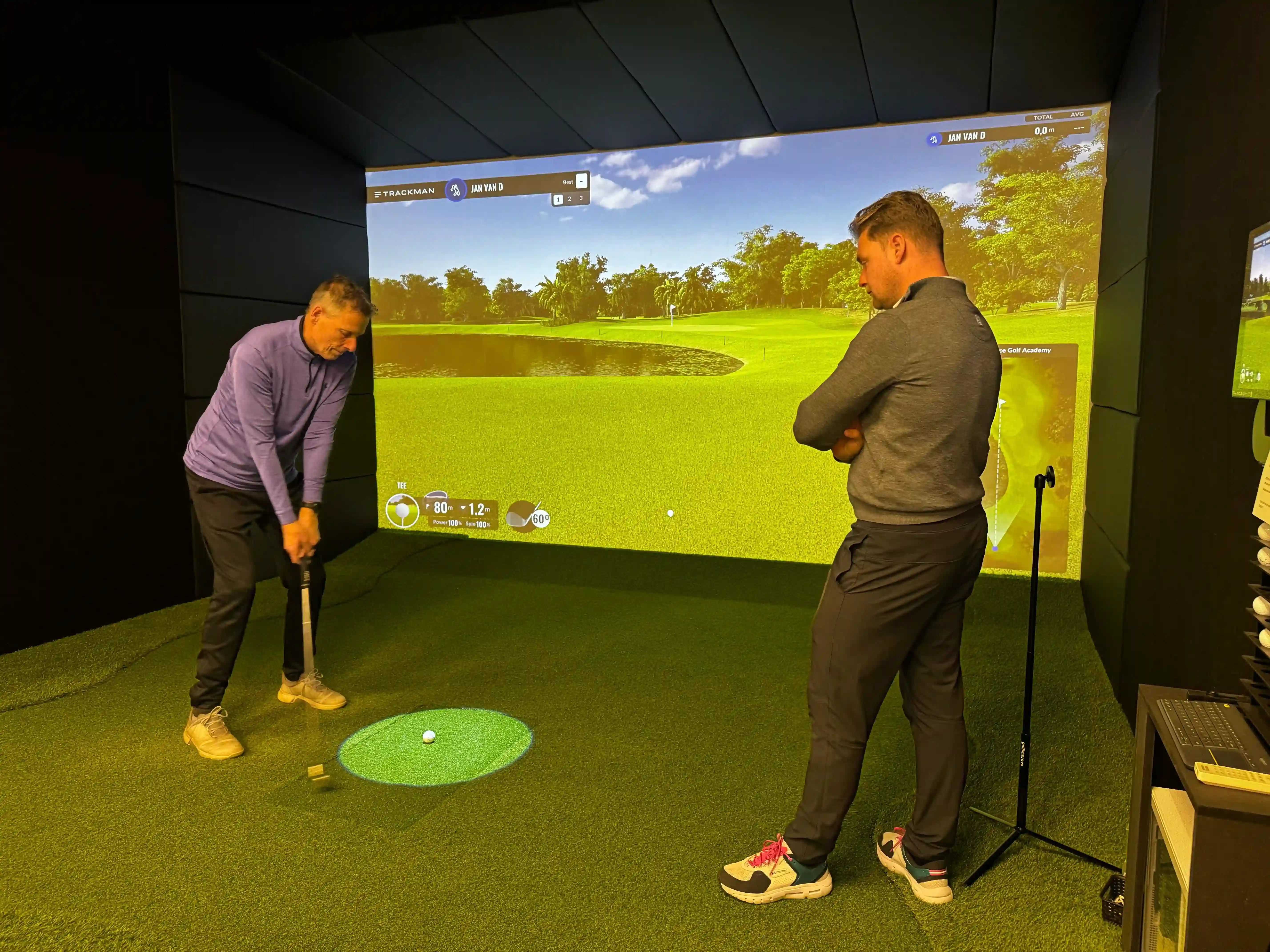 indoor-golf-simulator-trackman-golfer-in-actie-virtuele-golfbaan-balanss-indoor-golf-rutten
