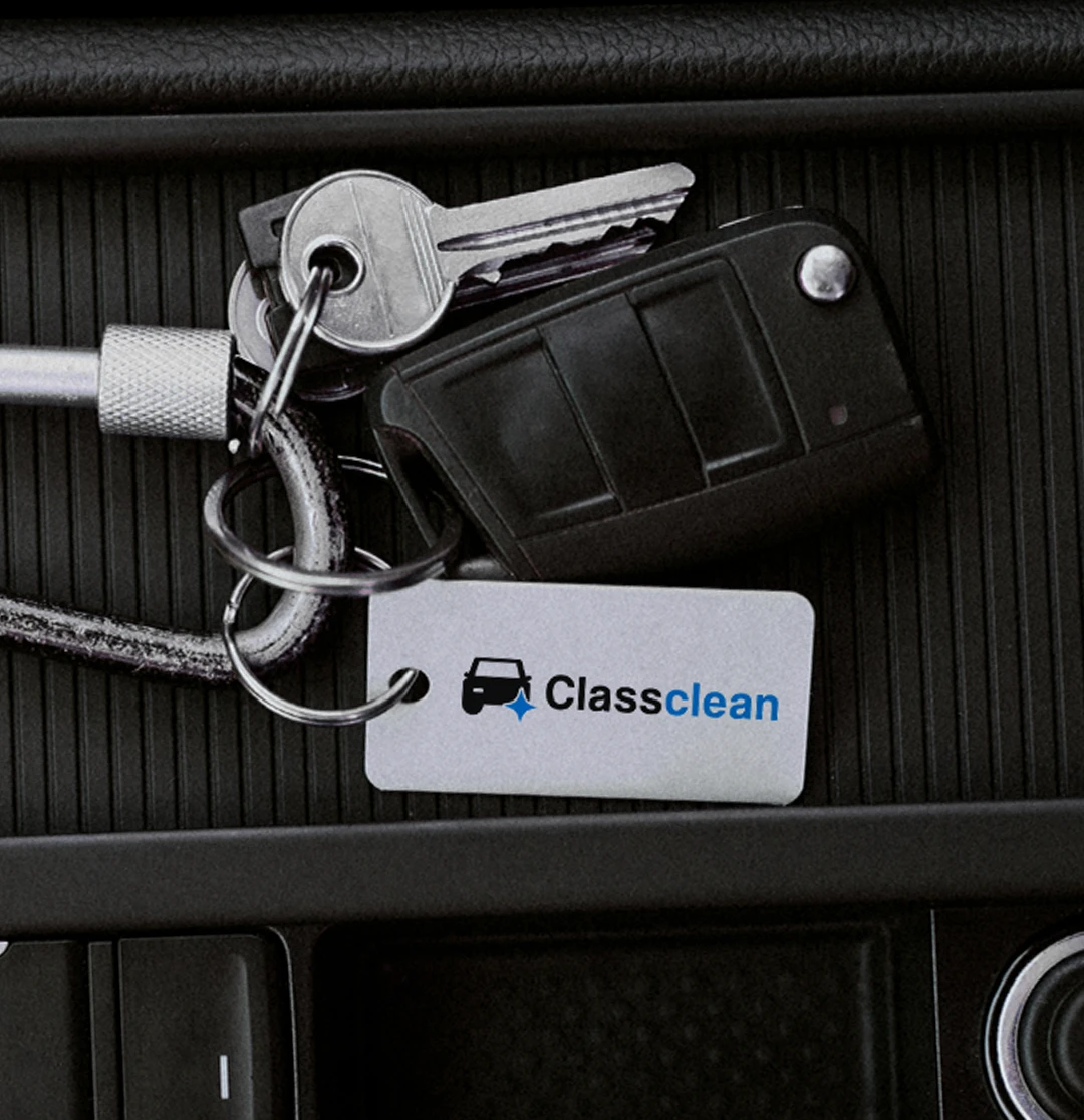 Mockup porte-clés avec le logo ClassClean accroché à des clés de voiture — application de l'identité visuelle sur goodies, Tartelette Concept graphiste freelance