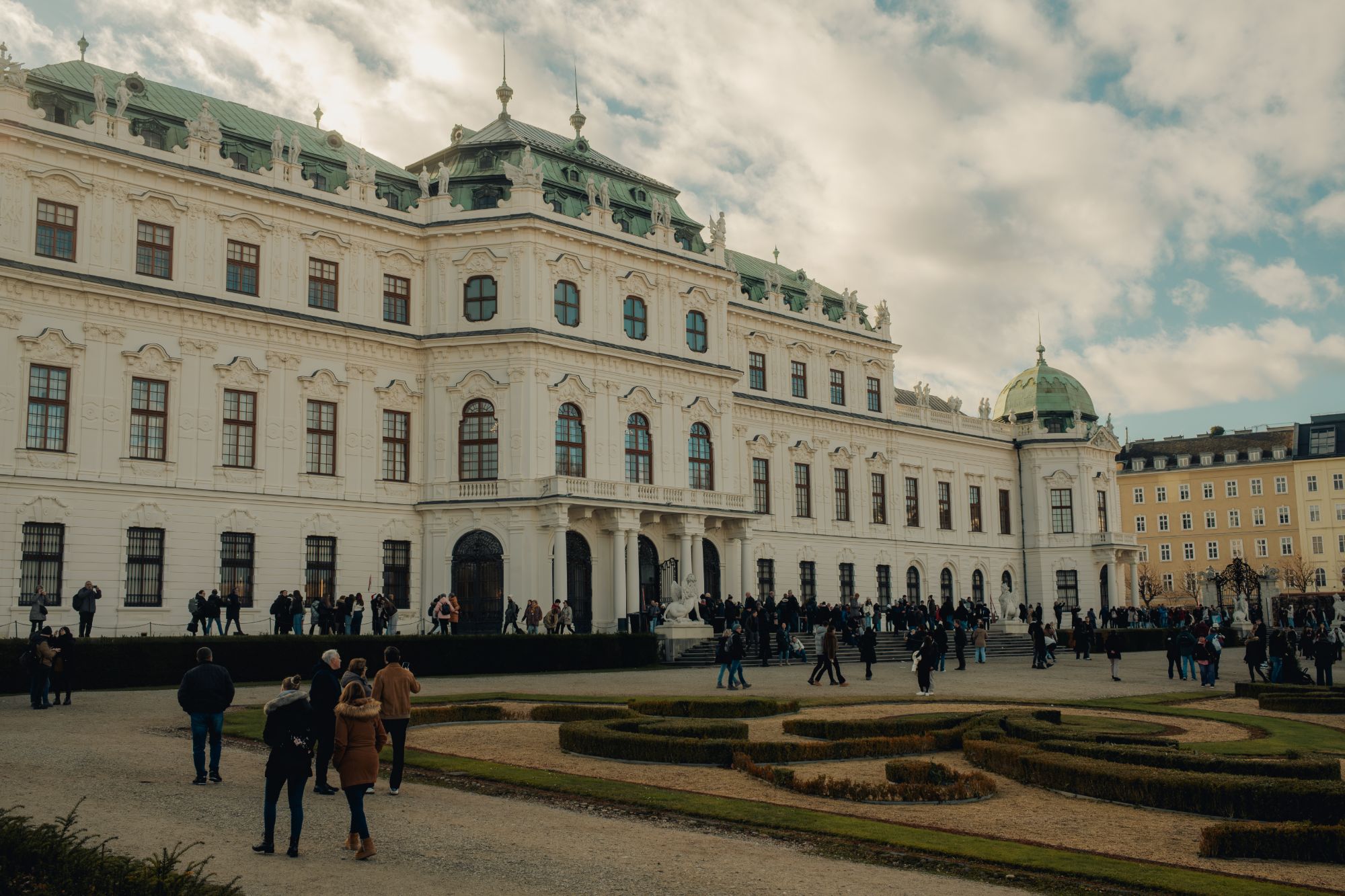 Fachada de Belvedere Superior con los jardines y gente paseando