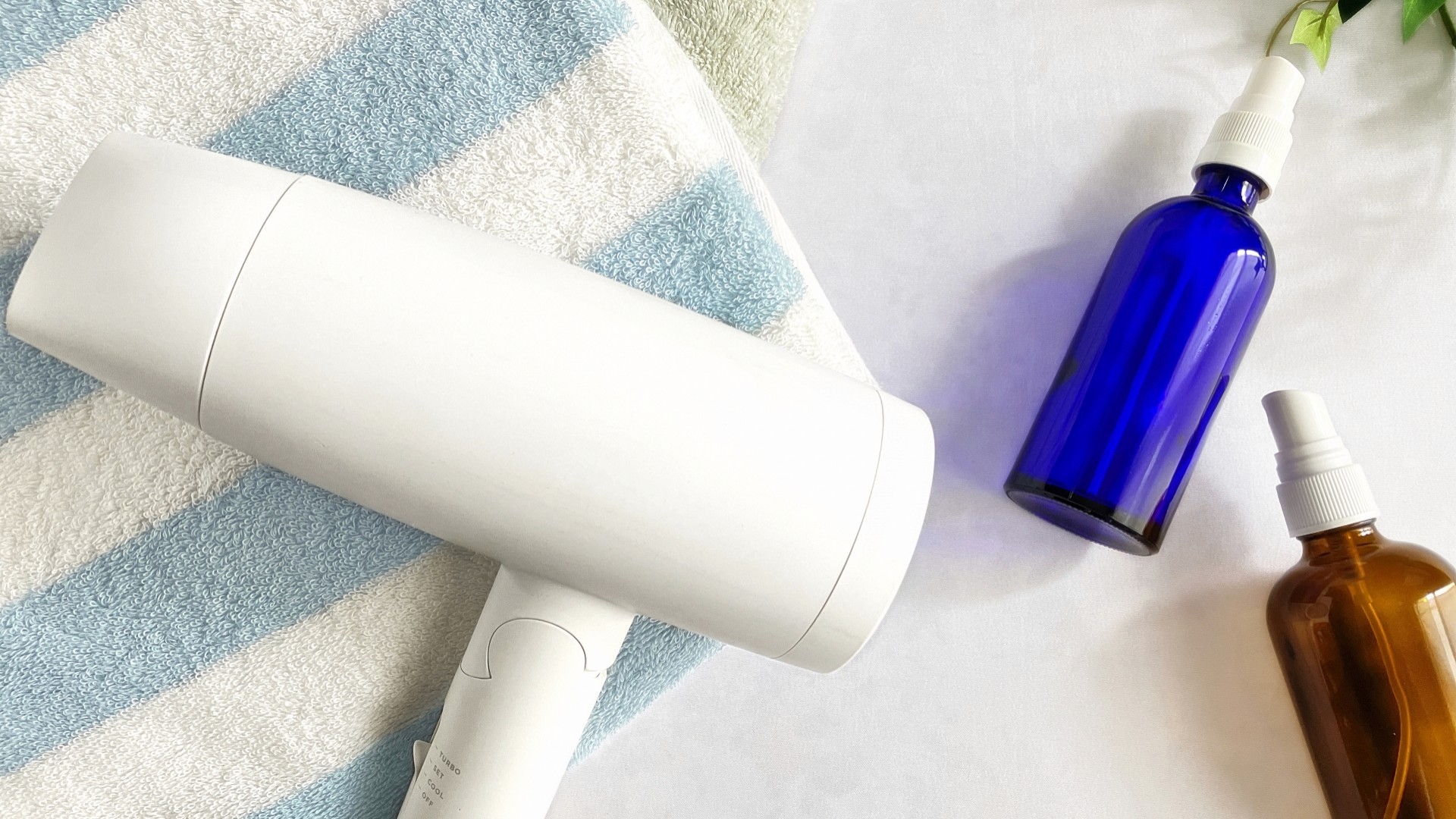 ドライヤーと化粧品ボトル