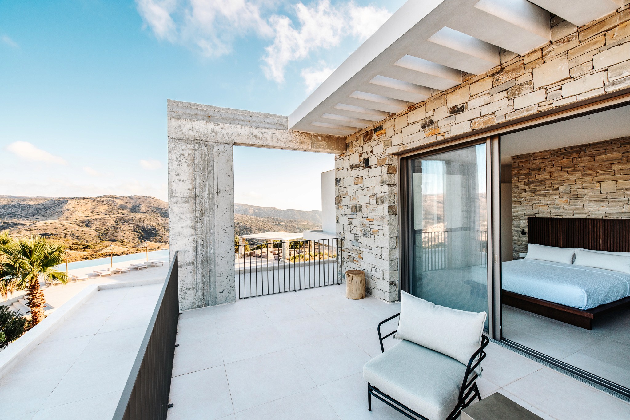 Moderne Terrasse mit Naturstein-Elementen und Lounge-Bereich – Luxuriöse Villa auf Kreta