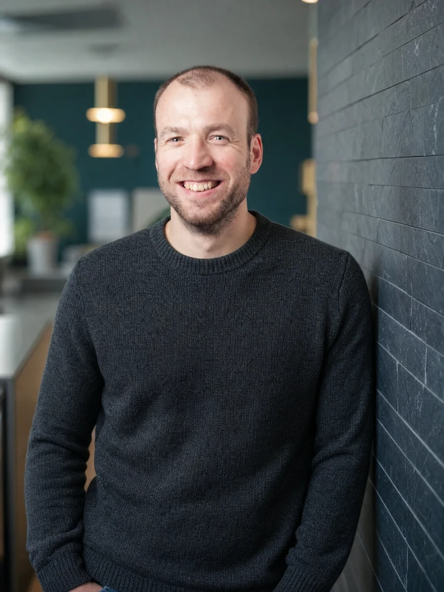 Leander Skomroch, SEO Manager bei dpm-Consulting (KI-bearbeitet)