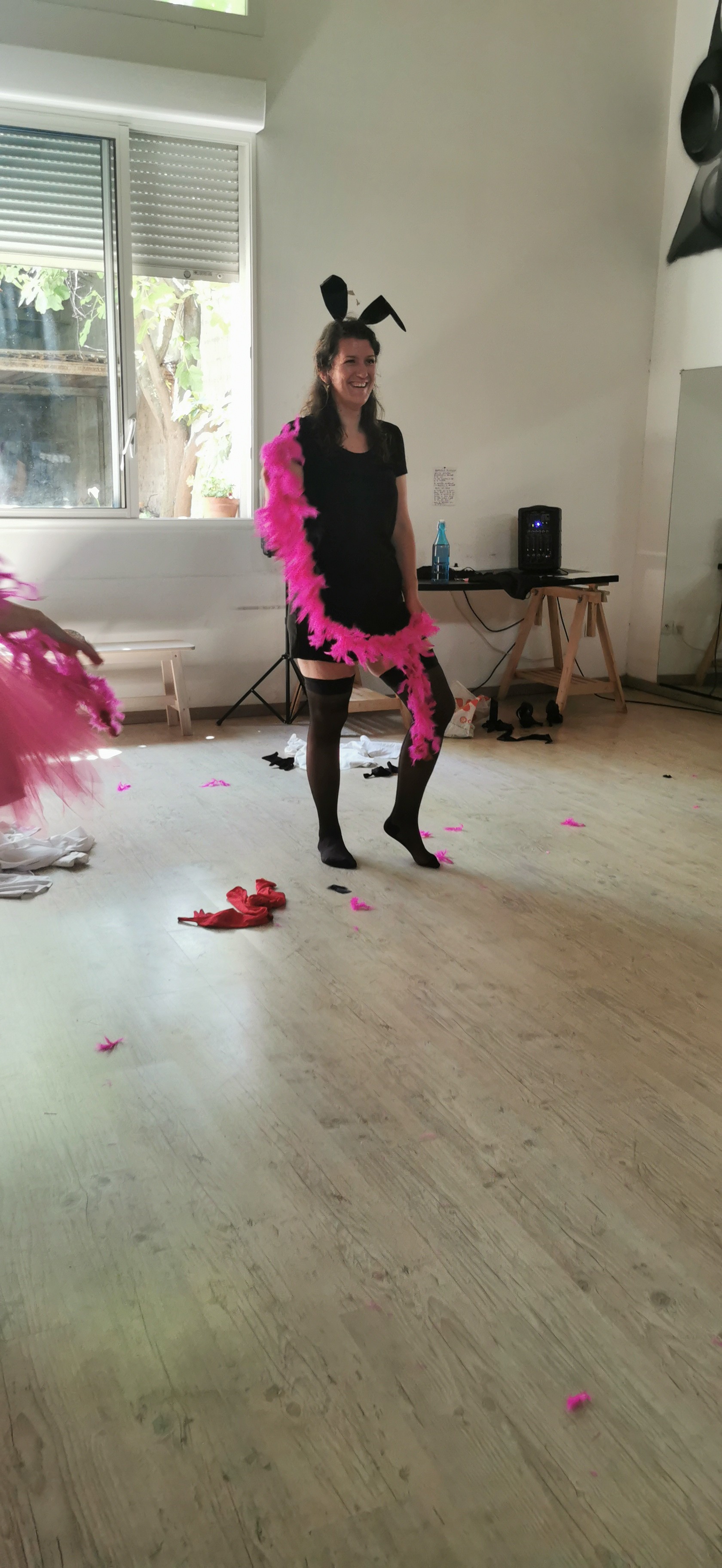 Femme déguisée en lapin noir et rose pour un EVJF