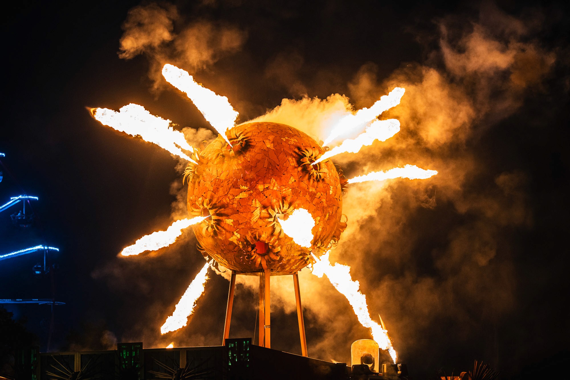 Sculpture pyrotechnique en forme de sphère crachant des flammes dans la nuit, Hellfest
