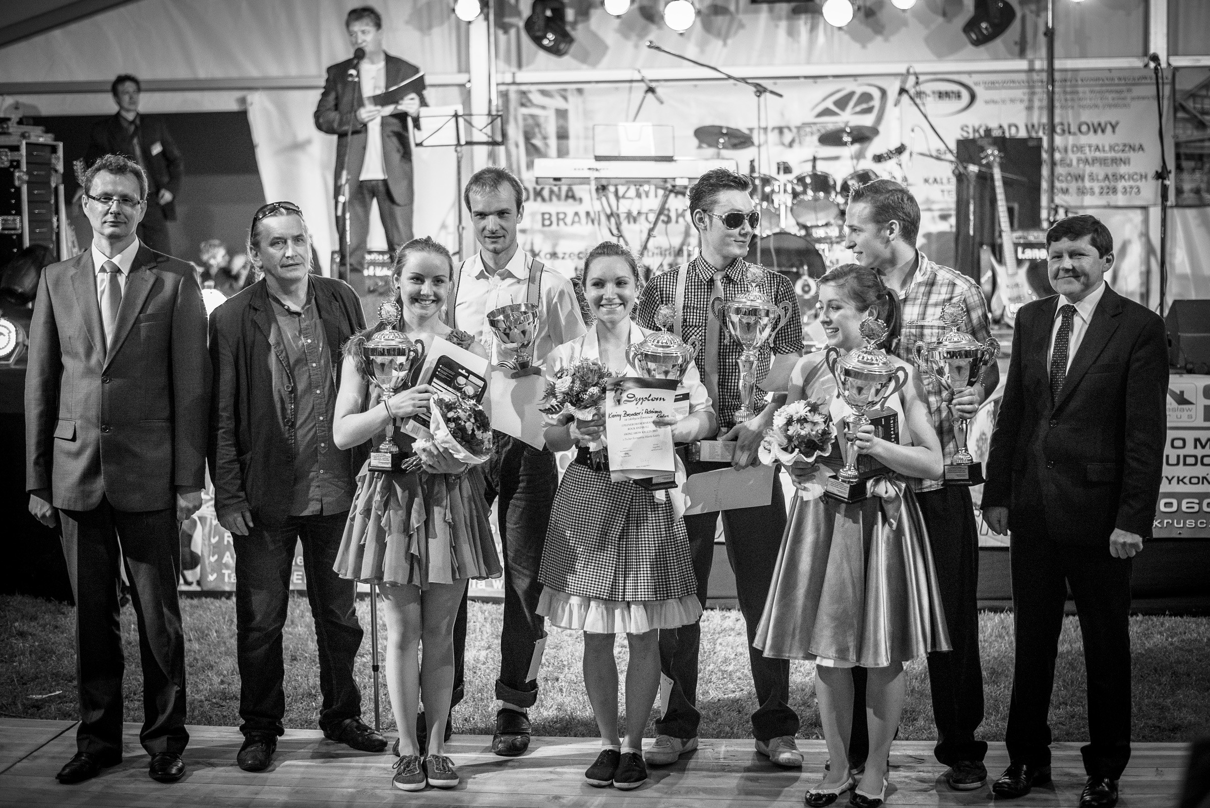 Laureaci konkursu – zdjęcie grupowe zwycięzców w konkursie rock'n'rolla wraz z pucharami.