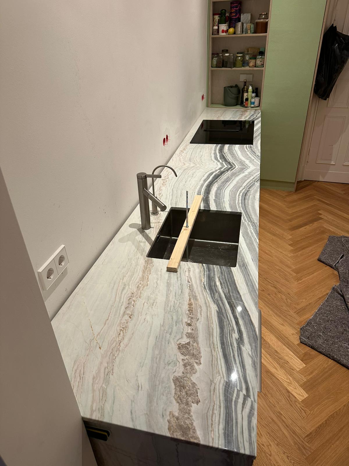Küchenarbeitsplatte aus grauem Natursteinmarmor mit Bookmatch Design installiert in Berlin - Uniiqo Naturstein Galerie