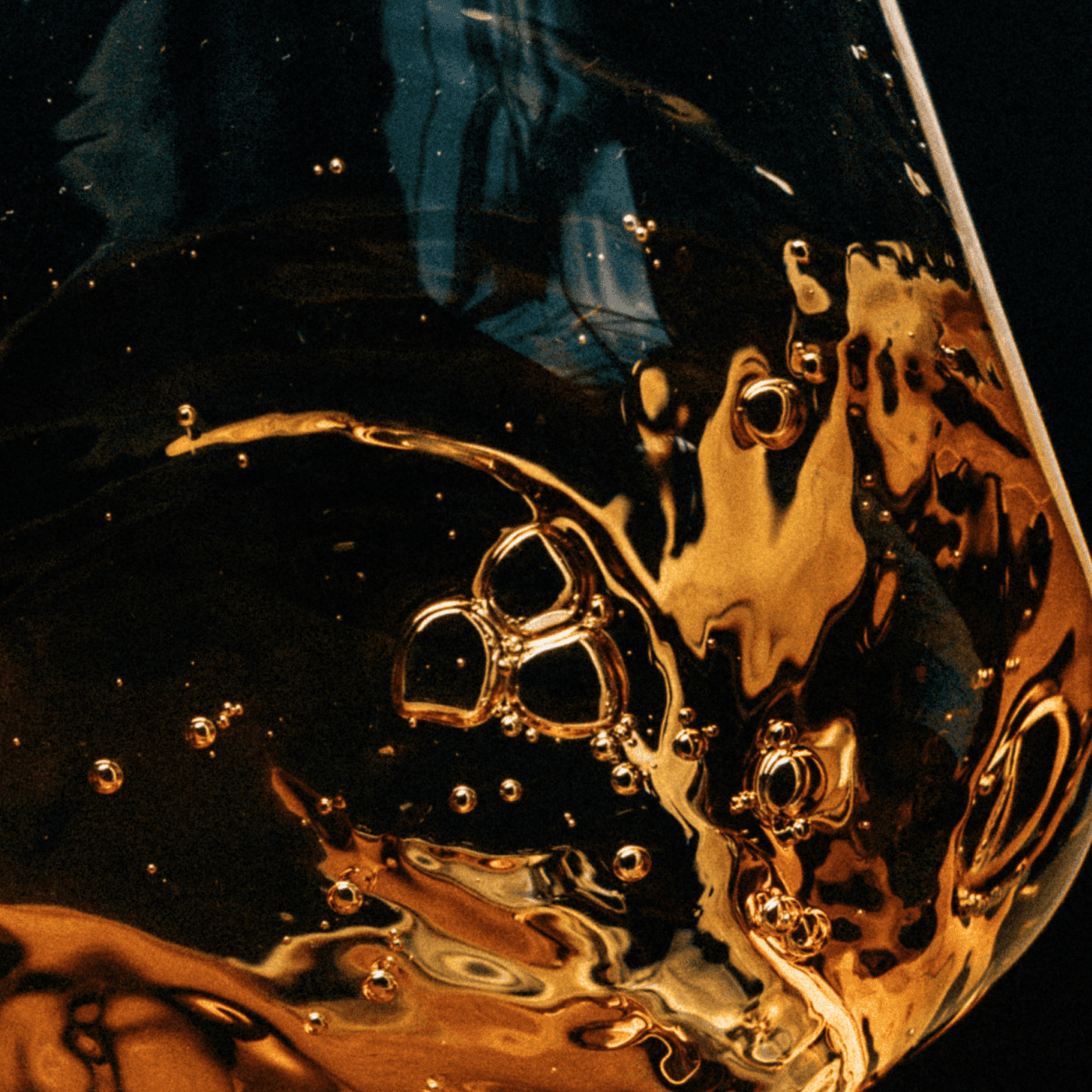 Zoom sur des éclaboussures de thé dans un verre très stylisé