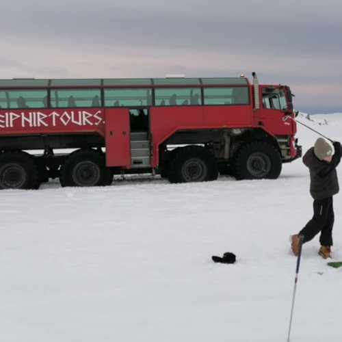 Детская игра в гольф на леднике