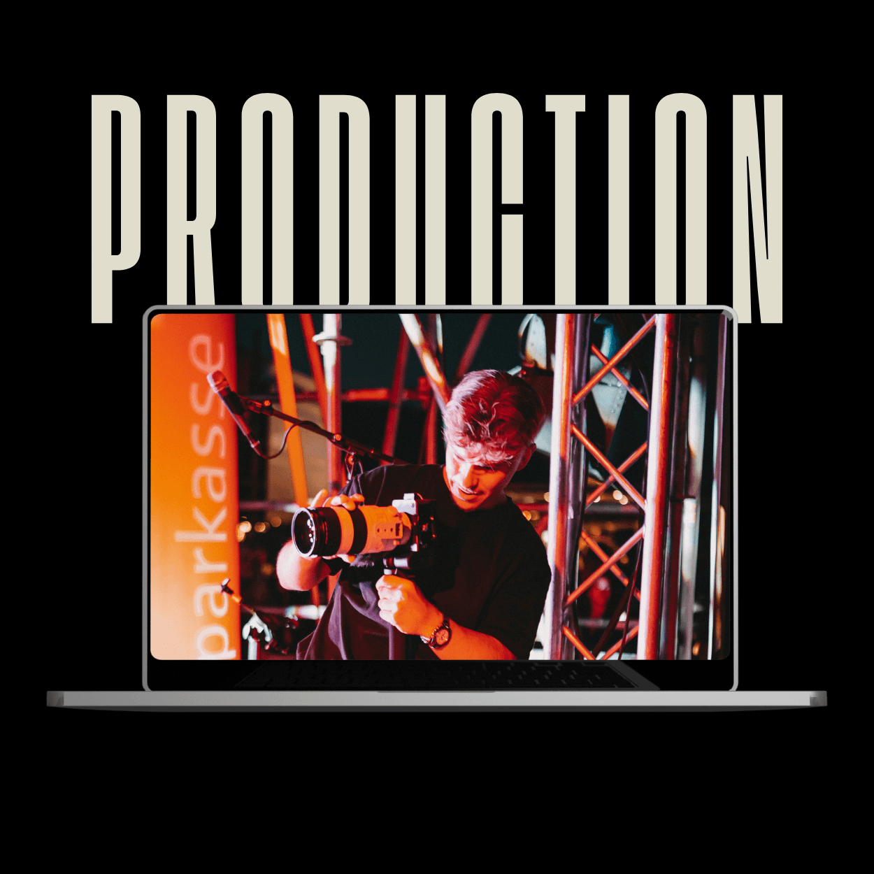 großer Text: "Production" und einem Bild von dem Inhaber Luca Weigerding der eine Kamera in der Hand hat und gerade am Filmen von Content ist