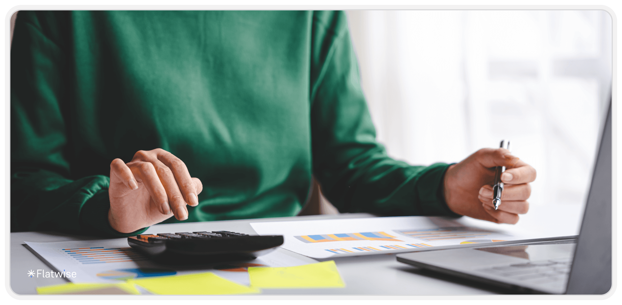 Porträt einer Frau, die in einem modernen Büro an einem Tablet-Computer arbeitet. Erstellen Sie einen Kontoanalysebericht.