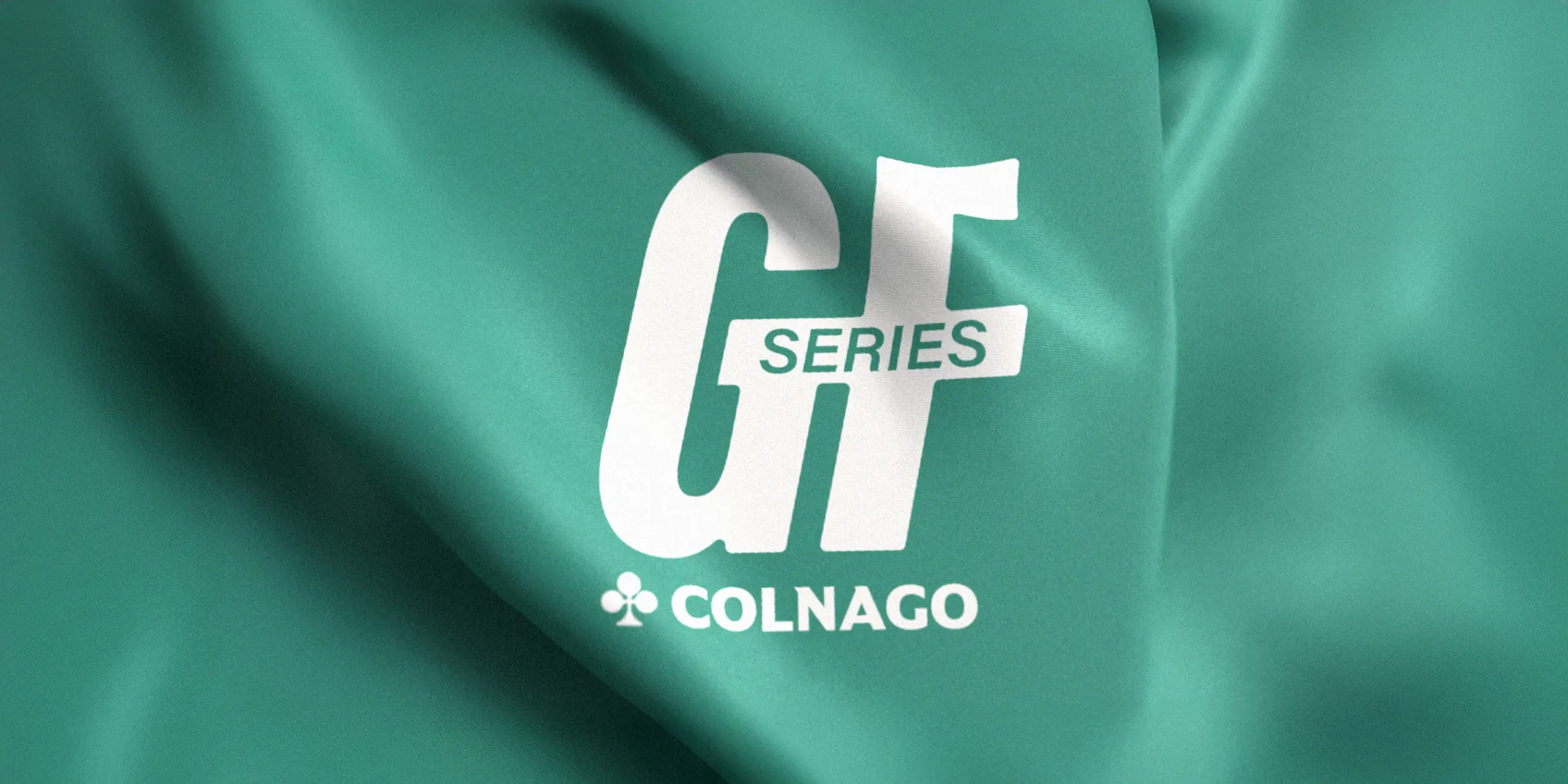 Mockup d'un drapeau en tissu texturé affichant le logotype 'GF Series Colnago' en blanc sur fond vert foncé, avec des jeux d'ombres et de plis.