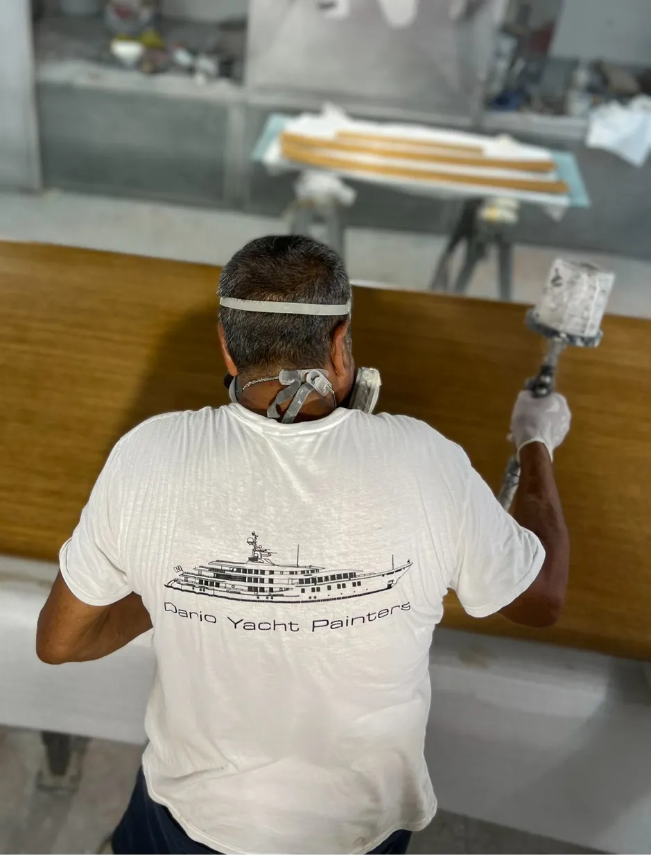 Verniciatura professionale di superfici in legno su yacht da Dario Yacht Painters a Sanremo